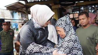 Dillah Serahkan Bantuan Bagi Korban Kebakaran yang  di Pasar Blok D RT 06 RW 01, Kelurahan Pandan Jaya, Kecamatan Geragai