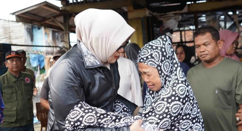 Dillah Serahkan Bantuan Bagi Korban Kebakaran yang  di Pasar Blok D RT 06 RW 01, Kelurahan Pandan Jaya, Kecamatan Geragai