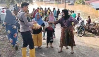 Sebanyak 60 Rumah Terdampak dan 15 Rumah Mengalami Kerusakan Banjir di Sarolangun, Polri Serahkan Bantuan.