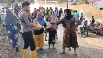 Sebanyak 60 Rumah Terdampak dan 15 Rumah Mengalami Kerusakan Banjir di Sarolangun, Polri Serahkan Bantuan.