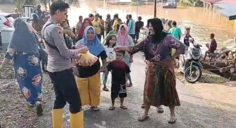 Sebanyak 60 Rumah Terdampak dan 15 Rumah Mengalami Kerusakan Banjir di Sarolangun, Polri Serahkan Bantuan.