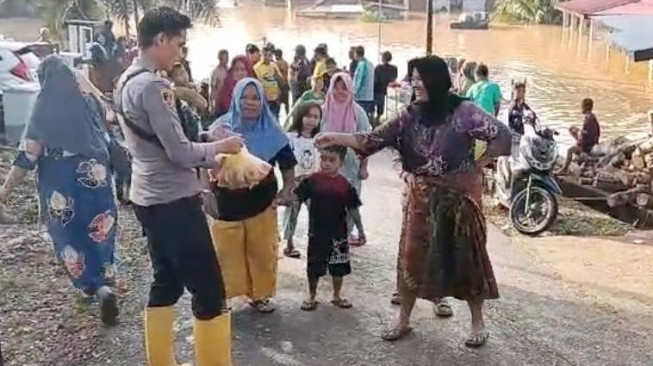 Sebanyak 60 Rumah Terdampak dan 15 Rumah Mengalami Kerusakan Banjir di Sarolangun, Polri Serahkan Bantuan.