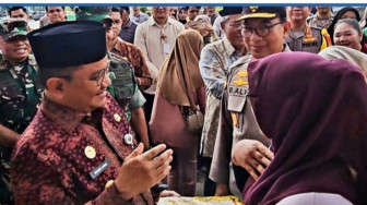 Jelang Idul Fitri, Ratusan Warga Jambi Serbu Gerakan Pangan Murah di Tugu Keris, Diinisiasi Polda Jambi.