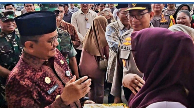 Jelang Idul Fitri, Ratusan Warga Jambi Serbu Gerakan Pangan Murah di Tugu Keris, Diinisiasi Polda Jambi.