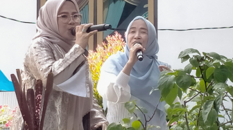 Penasaran Lagu "Duet Maut" Ny. Al Haris dan Ny. Helmi di Acara Aqiqah Cucu Jangcik Mohza..Salah Satu Liriknya : Semua Orang Berlomba-lomba Untuk Mendapat Kasihnya..?