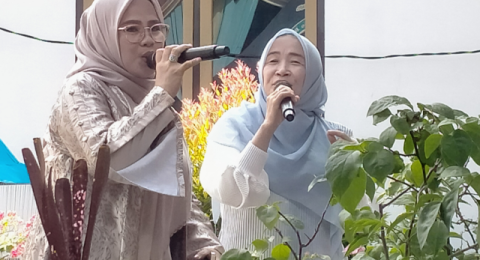 Penasaran Lagu "Duet Maut" Ny. Al Haris dan Ny. Helmi di Acara Aqiqah Cucu Jangcik Mohza..Salah Satu Liriknya : Semua Orang Berlomba-lomba Untuk Mendapat Kasihnya..?