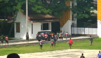 Anak Buah Bupati Merangin, Syukur Provokasi SAD, Massa SAD Mengamuk Rusak Mobil dan Duduki Kantor