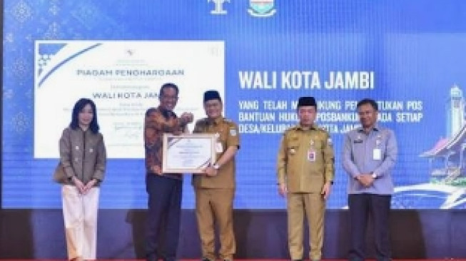 Wali Kota Jambi, Maulana, Menerima Penghargaan dari Kementerian Hukum Republik Indonesia,