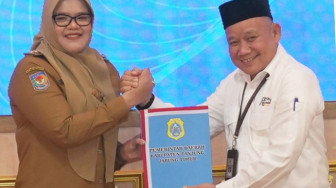 Bupati Tanjabtim, Dillah Hikmah Sari, menyerahkan LKPD 2025 ke BPK