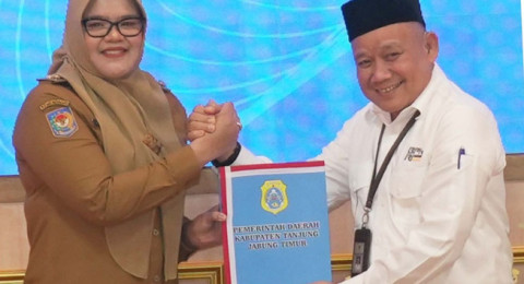 Bupati Tanjabtim, Dillah Hikmah Sari, menyerahkan LKPD 2025 ke BPK