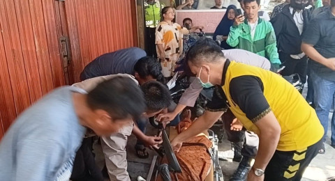 Mayat Tidak Dikenal di Depan Polda Jambi, Diduga Seorang Pemulung.