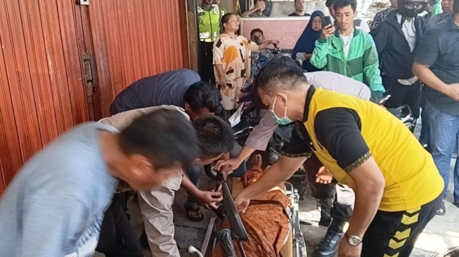 Mayat Tidak Dikenal di Depan Polda Jambi, Diduga Seorang Pemulung.