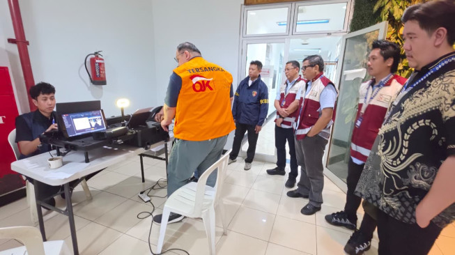 Penyidik OJK Serahkan Tersangka HS Selaku Pengendali PT Asuransi Jiwa Prolife Indonesia Kepada Kejari Jakarta Selatan, Jaksa Penuntut Umum :  Berkas Perkara Dinyatakan Lengkap (P.21)