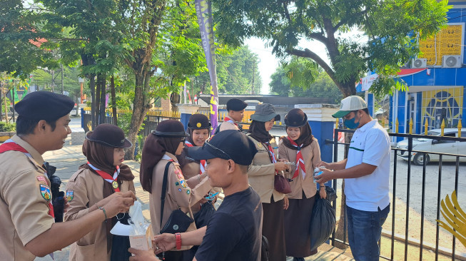 Udara Mulai Berasap,  IJTI Pengda Jambi dan Adya Group Bagikan Ribuan Masker Gratis
