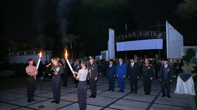 Kapolda Jambi Pimpin Upacara Renungan Suci di TMP Satria Bakti