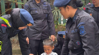 Dalam Rangka HUT Polwan ke-78, Polwan Satbrimob Polda Jambi Salurkan Air Bersih ke Panti Asuhan Al-Amin