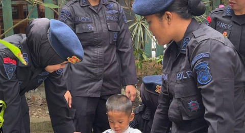 Dalam Rangka HUT Polwan ke-78, Polwan Satbrimob Polda Jambi Salurkan Air Bersih ke Panti Asuhan Al-Amin