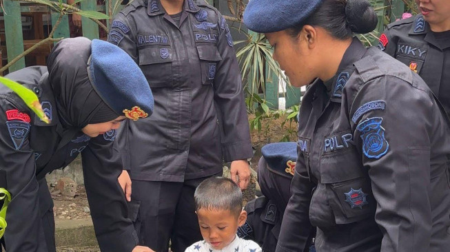 Dalam Rangka HUT Polwan ke-78, Polwan Satbrimob Polda Jambi Salurkan Air Bersih ke Panti Asuhan Al-Amin