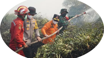 Al Haris Bantah Sendiri Bahwa di Jambi Titik Api Sudah Padam, Hari ini Bersama Danrem, Kapolda Padamkan Karhutla di Tanjabtim..