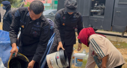 Brimob Polda Jambi Salurkan Air Bersih, Bantu Warga Terdampak Kekeringan di Muaro Jambi