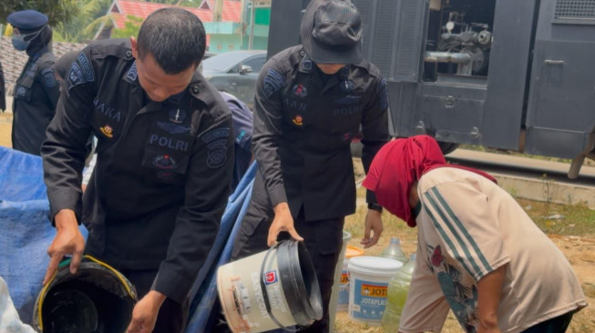 Brimob Polda Jambi Salurkan Air Bersih, Bantu Warga Terdampak Kekeringan di Muaro Jambi