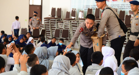 Brimob Polda Jambi Beri Motivasi, Edukasi dan  Pemeriksaan Kesehatan Serta Pembagian masker di Sekolah Rakyat Terintegrasi