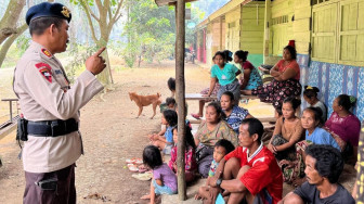Brimob Jambi Peduli Berikan Bantuan Sosial Kepada Warga SAD di Merangin