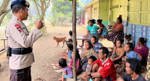 Brimob Jambi Peduli Berikan Bantuan Sosial Kepada Warga SAD di Merangin