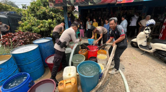Dampak Kemarau di Provinsi Jambi, Polres Sarolangun Salurkan Bantuan Air Bersih untuk Warga