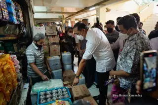 Menteri Perdagangan, Muhammad Lutfi bersama Direktur Jenderal Perdagangan Dalam Negeri, Oke Nurwan memantau secara langsung ke lapangan harga eceran tertinggi (…