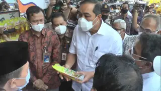 Menteri Perdagangan mengecek stok minyak goreng di Jambi | foto : rifky