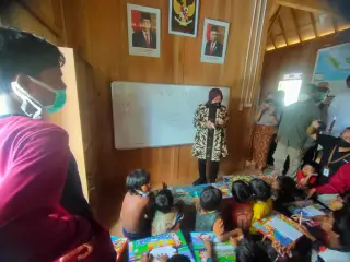 Menteri Sosial Tri Rismaharini kembali mengunjungi warga SAD Sungai Terab | RH