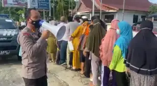 Warga Bungo sanggup antre berjam-jam demi membeli dua liter minyak goreng | foto : inewsjambi.id