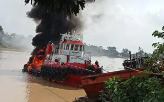 Kapal pengangkut BBM terbakar di perairan Muaro Jambi | AS
