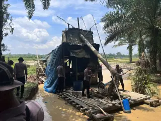 Polres Merangin Hancurkan Alat Penambang Emas Ilegal