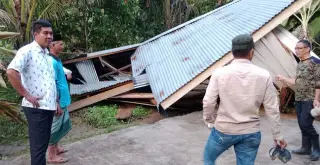 Puluhan Rumah Roboh Dihantam Banjir, Jalan Pulau Baru - Bangko Putus