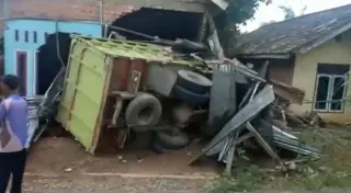 Truk sawit tabrak rumah warga | HR