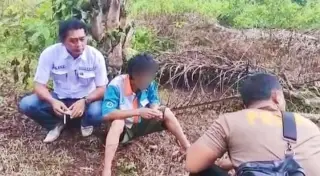 N setelah diamankan anggota Polsek Manna | foto : januari