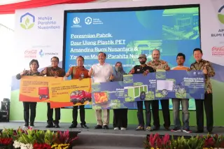 Fasilitas Daur Ulang PET, Amandina Bumi Nusantara yang diresmikan oleh Menteri Koordinator Bidang Kemaritiman dan Investasi Republik Indonesia, Luhut Binsar Pan…