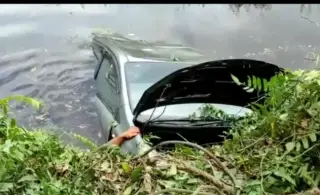 Gara gara sopir mengantuk, mini bus grand Livina terjun ke kanal HTI WKS di Zone 5 Geragai || foto : HR