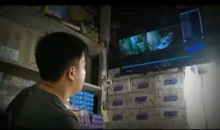 Pelaku saat menjalankan aksinya terekam CCTV. ( Foto: AS)