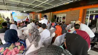 Bupati Agam, Andri Warman membuka Mubes ke V Alumni SMP Pakan Kamih, Tilatang Kamang di Home Stay Bungga Sonsang, Selasa ( 25/4/2023)
