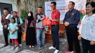 CCEP Indonesia dan KFC Indonesia Serahkan Donasi Bahan Pokok. ( Foto : CCEP)