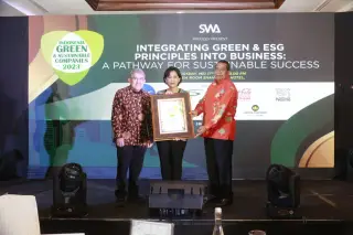 Penyerahan penghargaan Indonesia Green and Sustainable Companies Award (IGSCA) 2023 kepada Coca-Cola Europacific Partners Indonesia. ( Foto: CCEP)