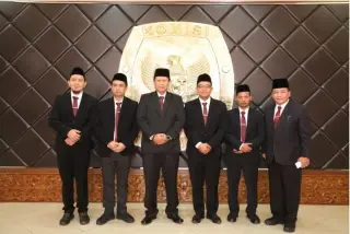Komisioner KPU Provinsi Jambi Fahrul Rozi, Edison, Iron Syahroni, Suparmin dan Yatno.( Foto: KPU Prov Jambi)