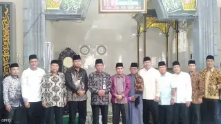 Para Tokoh Masyarakat Batanghari foto bersama usai kegiatan Halal Bihalal. ( Foto: Dok PB Kabari)