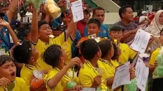 Tim Sepakbola Kota Jambi U-10 melakukan selebrasi usia menerima piala. ( Foto : Humas Asprov PSSI Jambi)
