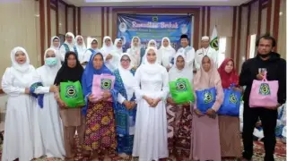 Keluarga TP PKK Kabupaten Muaro Jambi, Faradilah Zahara Bachyuni, SH hadiri undangan Majlis Ta'lim BKMT Kabupaten Muaro Jambi. ( Foto: Humas MJ)