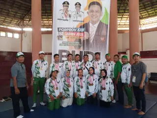 Para atlet judo Batanghari foto bersama usai mendapatkan medali. ( Foto: Joni Firdaus)