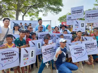 CCEP, PWI dan Pemprov Lampung Foto Bersama dalam kegiatan Sumatra Clean Up Get in Action” ( foto: CCEP Indonesia)